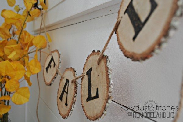 diy  woodslice banner by sawdust2stitches for Remodelaholic.com